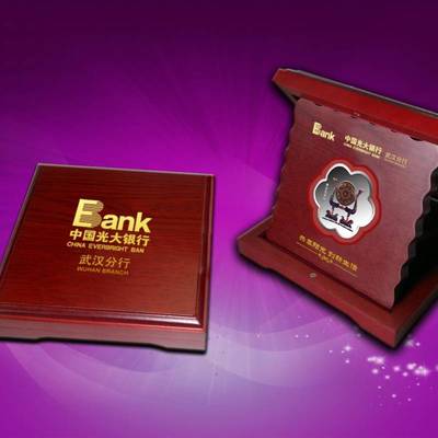 定制禮品與紀念幣 企業(yè)形象策劃與情感傳遞的藝術